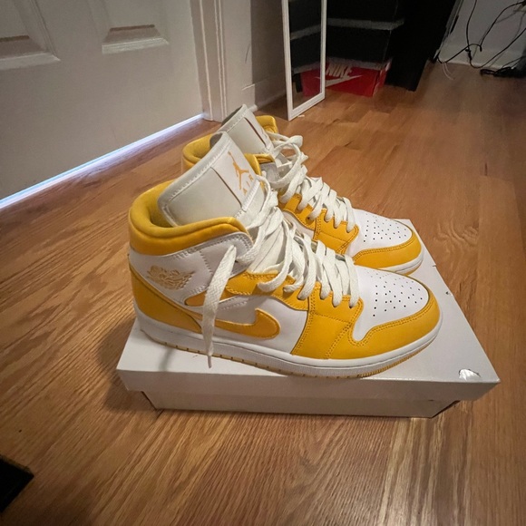 USED 2022 NIKE Wmns Air Jordan 1 Mid 'University Gold - Picture 3 of 7